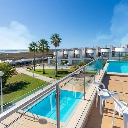 An Idyllic Algarve By The Water, Cleaning Included 別荘