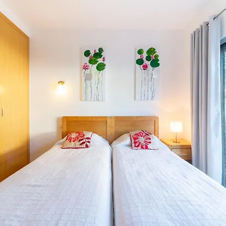 Stunning With Shared Overflow Pool, Cleaning Included Holiday home *